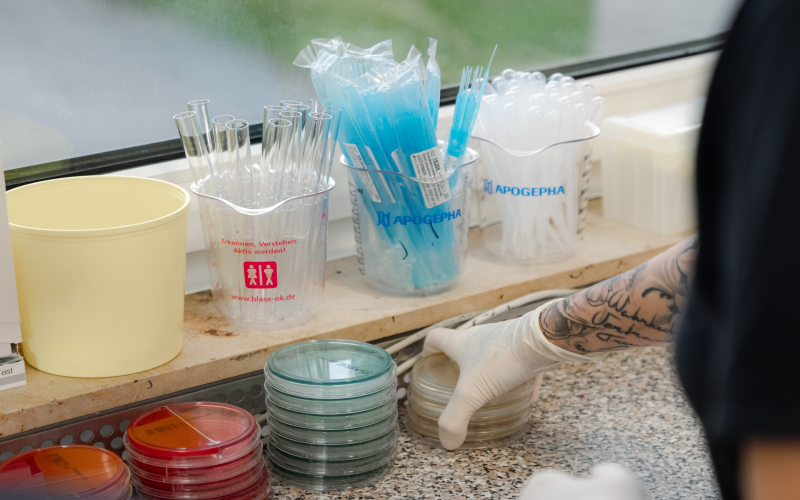 Verschiedene medizinische Einwegmaterialien in Plastikbechern und Röhrchen